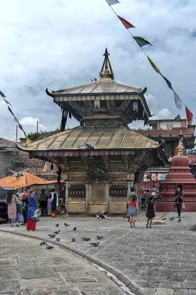 ネパール カトマンズ 2018年8月24日 ユネスコ世界遺産に登録された世界遺産 スワヤンフナート ストゥーパ修道院 または モンキー寺院 の未確認巡礼者 — ストック写真
