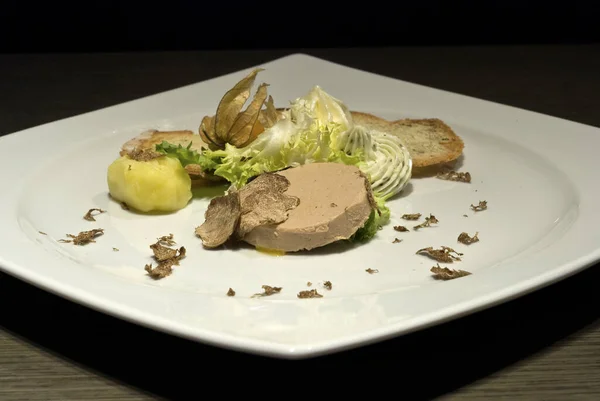 Fusionsküche Mit Kartoffeln Toastbrot Salat Pastete Trüffel Auf Weißem Teller — Stockfoto