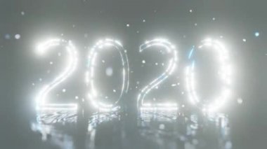 Mutlu yıllar 2020. 2020 yazısında parlak mavi ve beyaz neon ışıklar ve parıltılar var. 4k arkaplan.