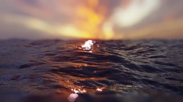 明るい夕日で夜の海の波 ボケで水の中に太陽の多すぎる光沢のある反射 4Kループアニメーション — ストック動画