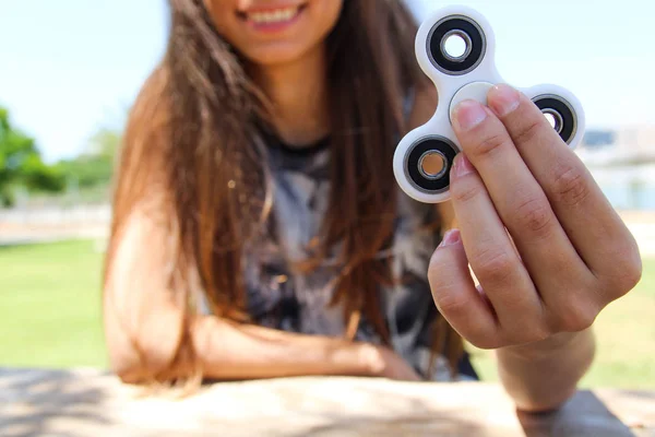 Le donne sorridenti tengono un filatore bianco — Foto Stock