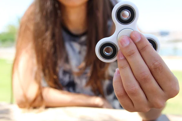 Kadın el beyaz bir spinner tutun