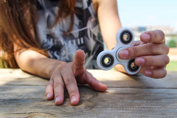 Kadın el beyaz bir spinner tutun