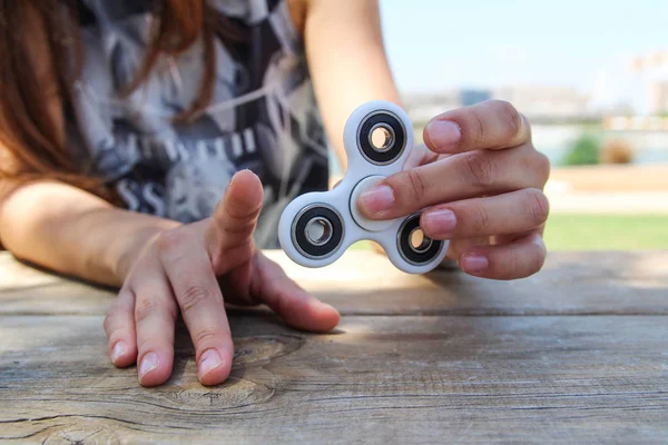 Kadın el beyaz bir spinner tutun