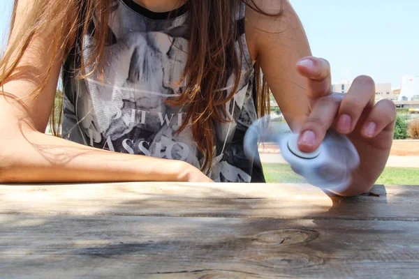 Kadın el beyaz bir spinner tutun 