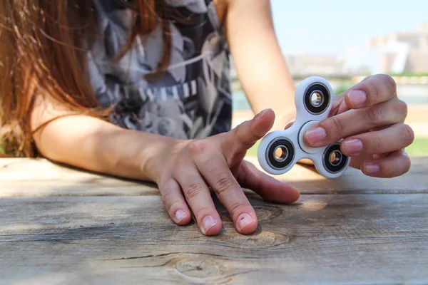 Kadın el beyaz bir spinner tutun 