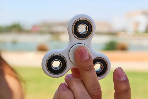 Kadın el beyaz bir spinner tutun — Stok fotoğraf