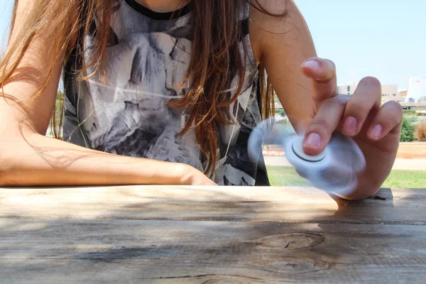Kadın el beyaz bir spinner tutun