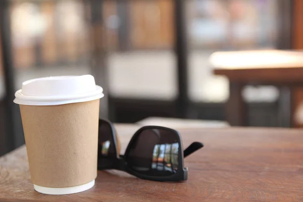 Een Kopje Koffie Met Een Zonnebril Tafel — Stockfoto