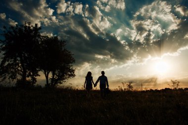 Gün batımında aşk siluetleri