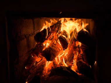 Fırın, ateş yak. Odun sobası yanıyor.