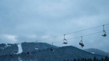 Ukrayna Karpatları turizmi. Kış Dağı Tatil Köyü 'nde başkanlık.