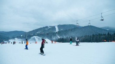 Kış dağı tatil köyü. Ukrayna Karpatları turizmi. insanlar kayak sporu