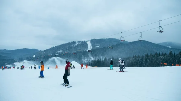 Winterberg Ukrainischen Karpaten Tourismus Menschen Skisport Stockbild