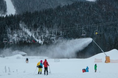 Kış dağı tatil köyü. Ukrayna Karpatları turizmi. insanlar kayak sporu