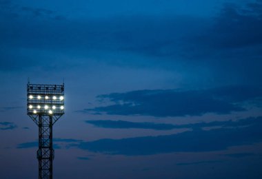 Karanlık bir gökyüzü arka planında arama ışığı kulesi