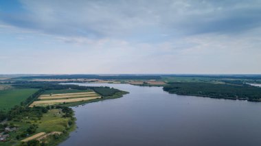 Hava görüntüsü. Yeşil ormandaki güzel manzara gölü. Forest Lake yaz manzarası. Güzellik kavramı arka planı.