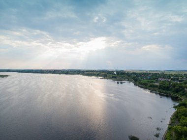 Hava görüntüsü. Yeşil ormandaki güzel manzara gölü. Forest Lake yaz manzarası. Güzellik kavramı arka planı.