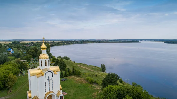 Вид Повітря Церква Березі Річки Чудове Ландшафтне Озеро Зеленому Лісі — стокове фото