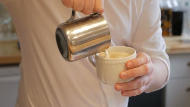 Barista Gieten Van Melk Koffie Doet Latte Art — Stockvideo