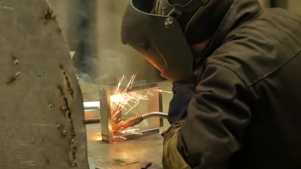 工場溶接鋼構造物の工業労働者労働者 — ストック動画