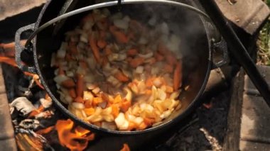 Açık ateşte kazanda yemek pişirmek