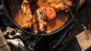 Açık ateşte kazanda yemek pişirmek