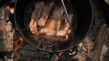  Süper yavaş çekim. Açık ateşte kazanda et pişiriyorum.