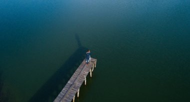 Muhteşem gelinlik giymiş gelin ve damadın havadan görünüşü.