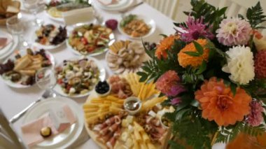  Zarif düğün masaları. Restoranda düğün çiçekleri süslemesi.