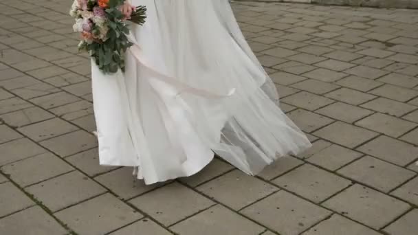 Bruden Vit Bröllopsklänning Går Över Gamla Stan Inget Ansikte Närbild — Stockvideo