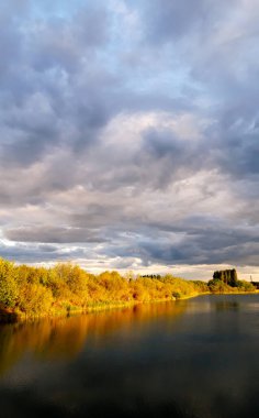 Gün batımı güzel bir manzara ile bir nehir erken bahar.