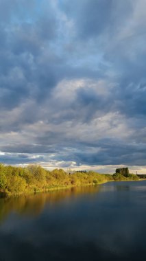 Gün batımı güzel bir manzara ile bir nehir erken bahar.