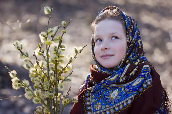 Russisches Mädchen im Nationalschal mit Zweigen einer Weide in seinen Händen — Stockfoto