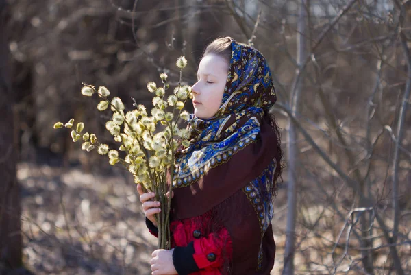 Російська дівчина в національному шарф з філії willow в його руках — стокове фото