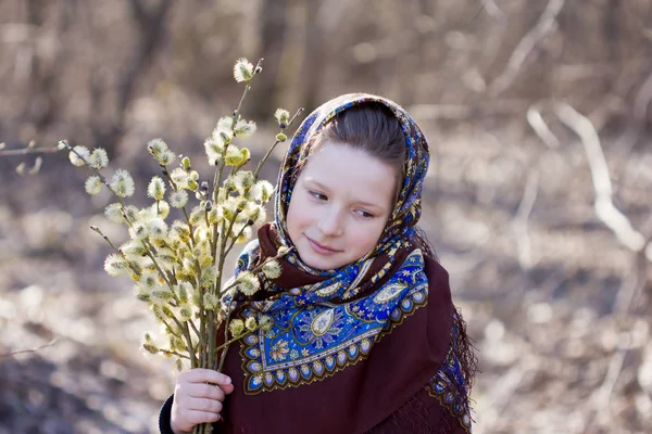 Русская девушка в национальном шарфе с ветвями ивы в руках — стоковое фото
