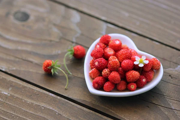 Las fresas en forma de corazón, postre romántico — Foto de Stock
