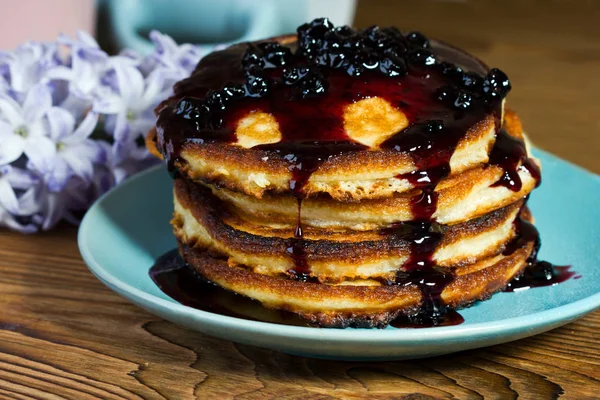 Panquecas caseiras, decoradas com berries.Healthy delicioso café da manhã . — Fotografia de Stock