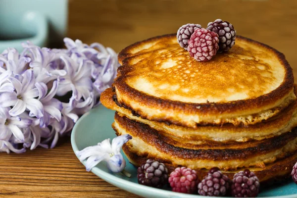 Panqueques caseros, decorados con berries.Healthy fresco delicioso desayuno . — Foto de Stock