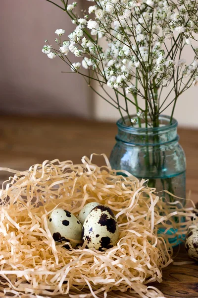 Ovos de Páscoa em um boliche em uma mesa de madeira. Estilo rústico . — Fotografia de Stock