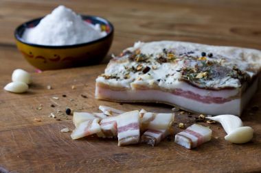 Ahşap tahta ile baharat, sarımsak, soğan, pastırma tuz.