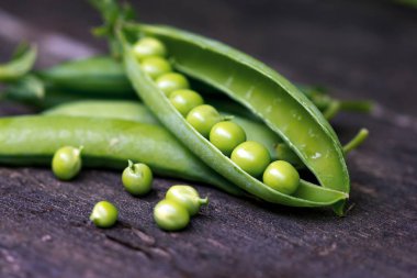 bir tabloda yeşil bezelye