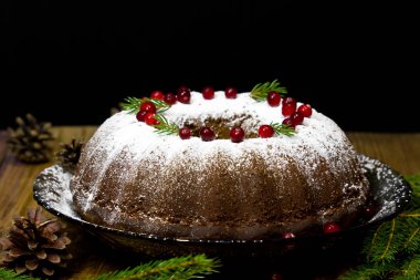 Siyah arka plan üzerine taze çilek ile Noel kek dekore