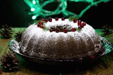 Noel tatlı kızılcık puding krema şeker ile dekore edilmiş.