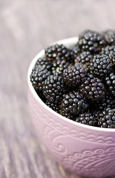 Moras Frescas Maduras Bayas Esparcidas Sobre Fondo Madera — Foto de Stock