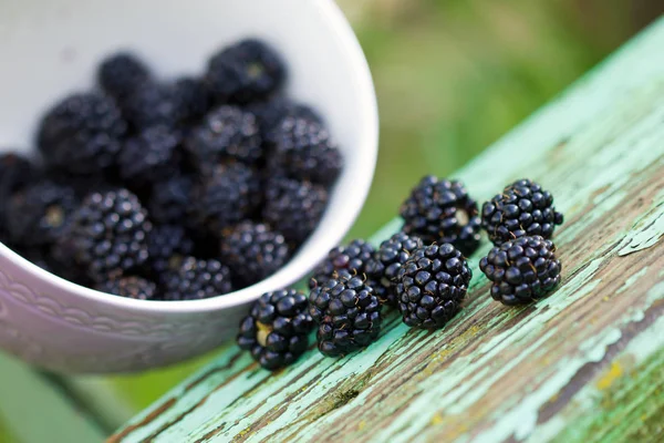 Moras Frescas Maduras Bayas Esparcidas Sobre Fondo Madera — Foto de Stock