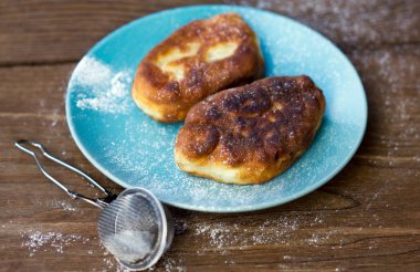 Lezzetli ev yapımı kızarmış pies dolgulu