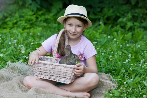 Niedliches Kleines Mädchen Hält Einen Korb Mit Einem Kaninchen — Stockfoto