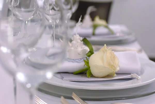 婚礼桌细节与黄色玫瑰 — 图库照片