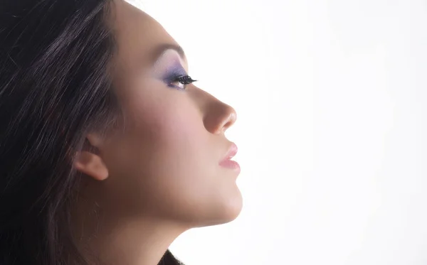 A gyönyörű modellt arckép fekete hajjal, mint Pünkösd oldalnézete — Stock Fotó